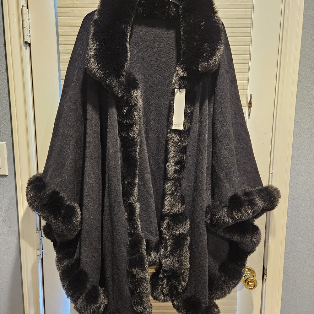 Elegant Black Fur-Trimmed Cape - Picture 2 of 5